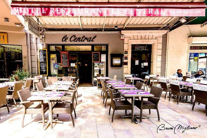 Hotel Restaurant Le Central ชาโตเรอนาร์ ภายนอก รูปภาพ